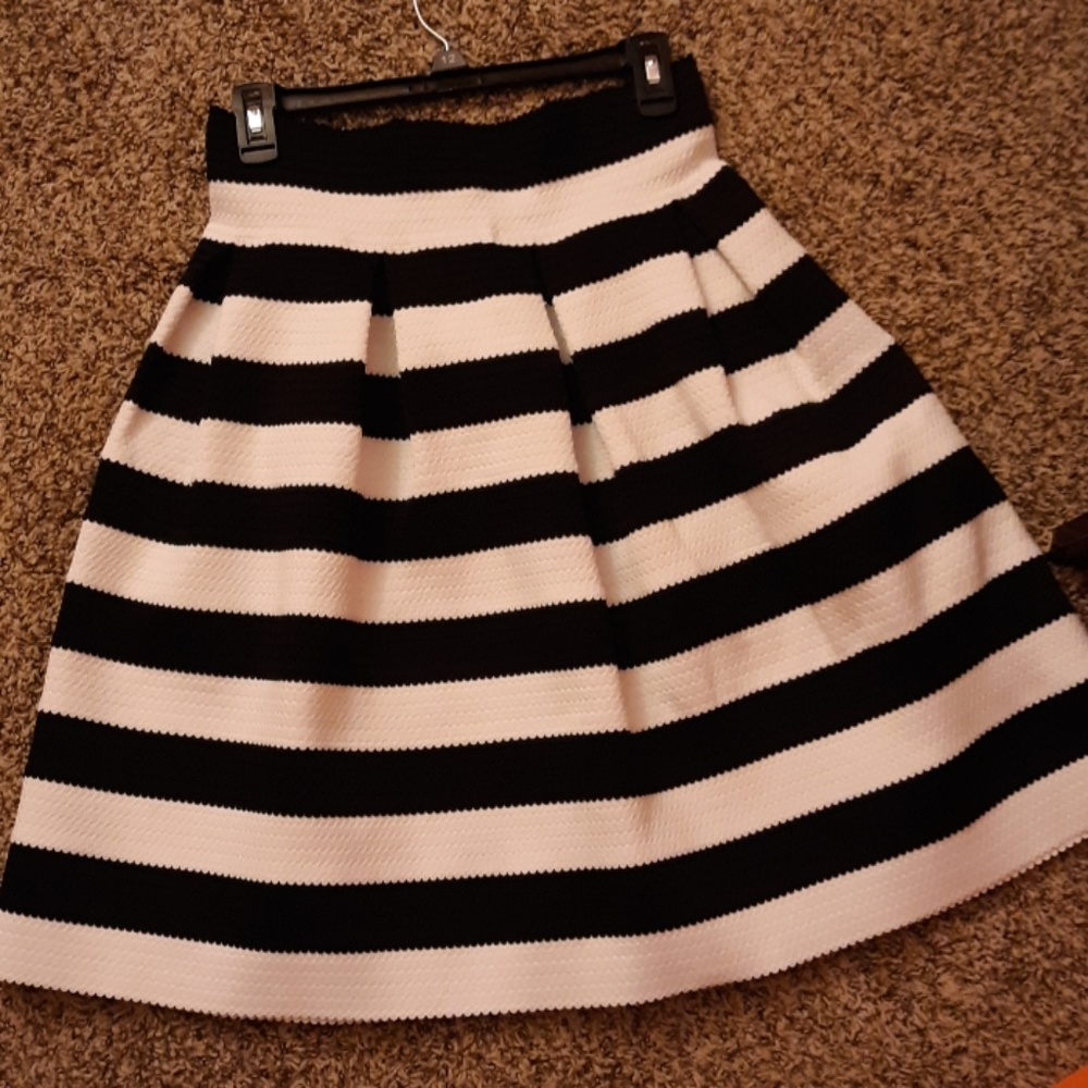 New York & Company Black and White Stretch Skirt